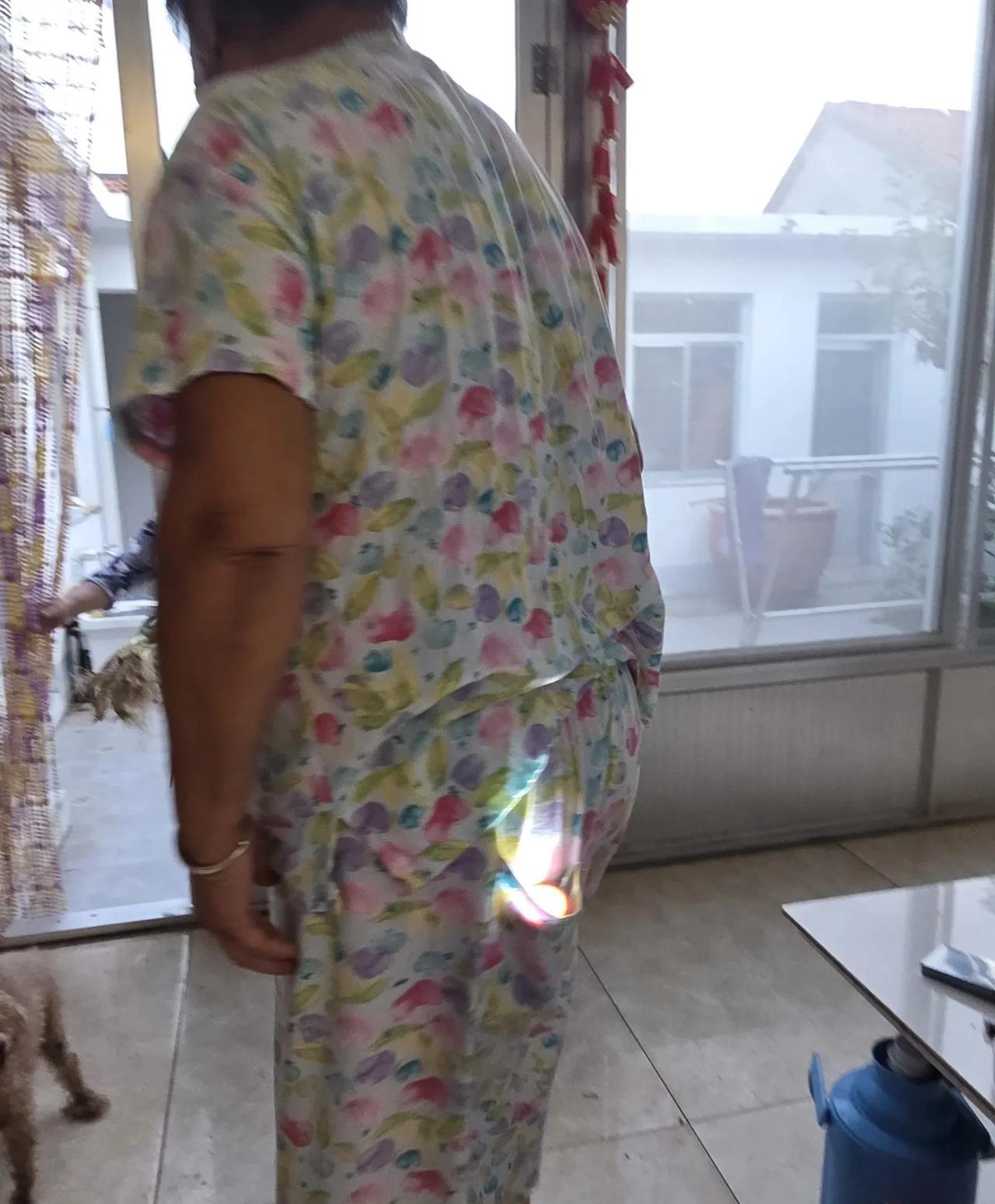 有个婶子的P股闪闪发光……今天晚上我正准备炒菜，有个80岁的婶子来家送菜，她进