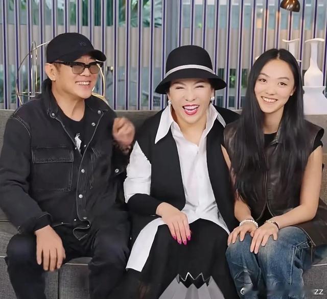 向太曝李连杰宠妻天花板！穷时发誓全交收入，危难时更是拼命向太聊婚姻金钱观的发言太