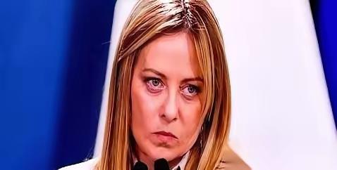 法国总统马克龙，前脚刚拒绝了特朗普的提议。后脚，特朗普直接当着所有人的面，指着