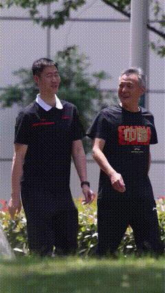 4.30国乒下训，秦志戬和王励勤一起走回去。好久不见，秦志戬的头发几乎全白了，王