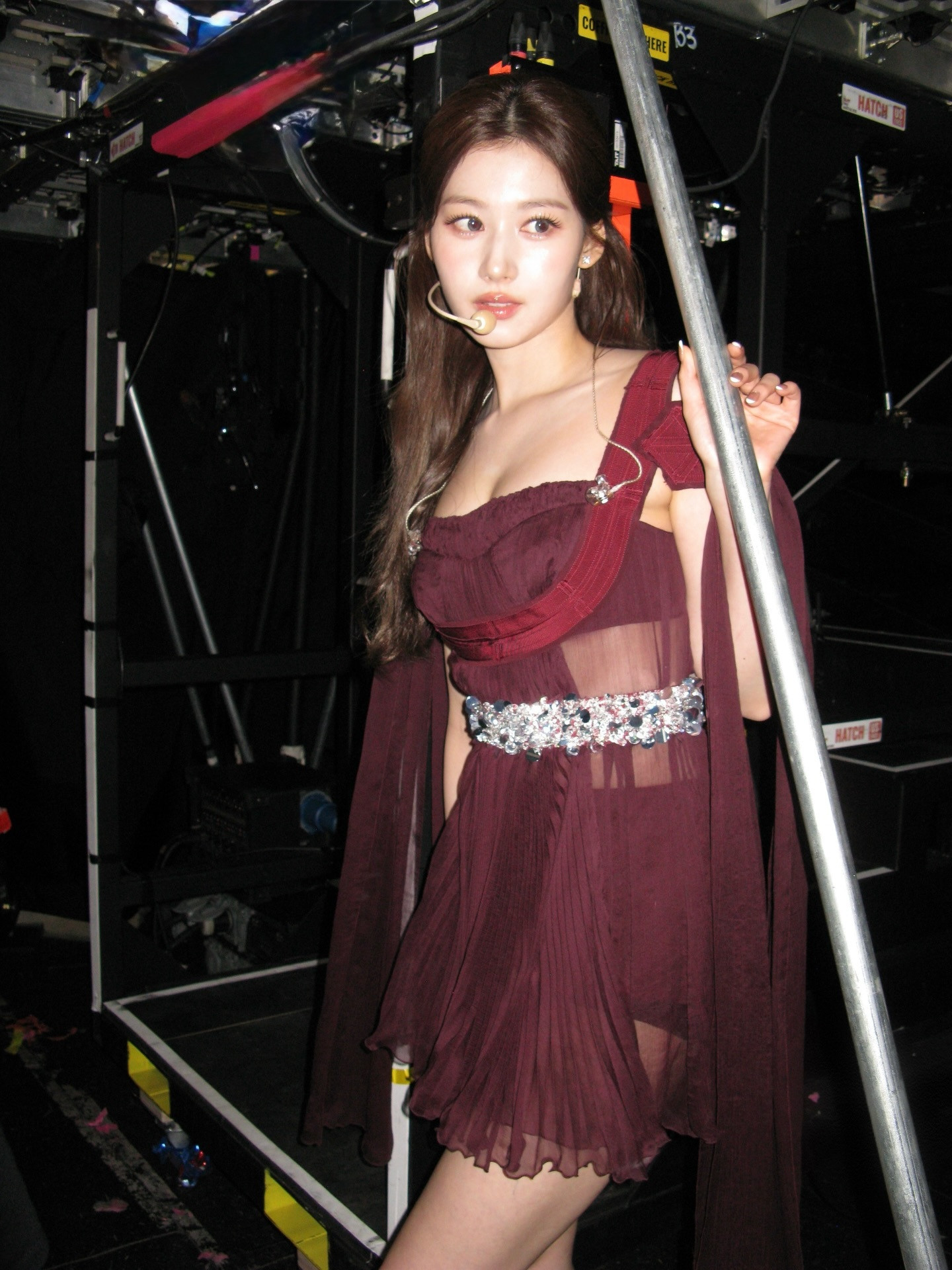 凑崎纱夏Sana身着Prada特别定制造型亮相北美巡演“DECAFFEINA