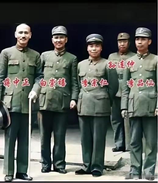 孙连仲竟然站在后面？这张珍贵合影拍摄于1938年，这张合影站位我感觉有些问题