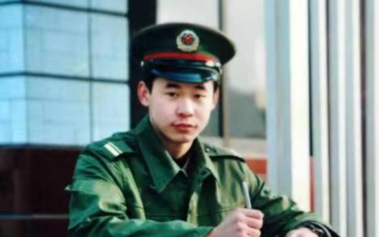 1995年，19岁战士梁强坐大巴返回部队，途中司机停下加油，梁强劝阻无果，就在这