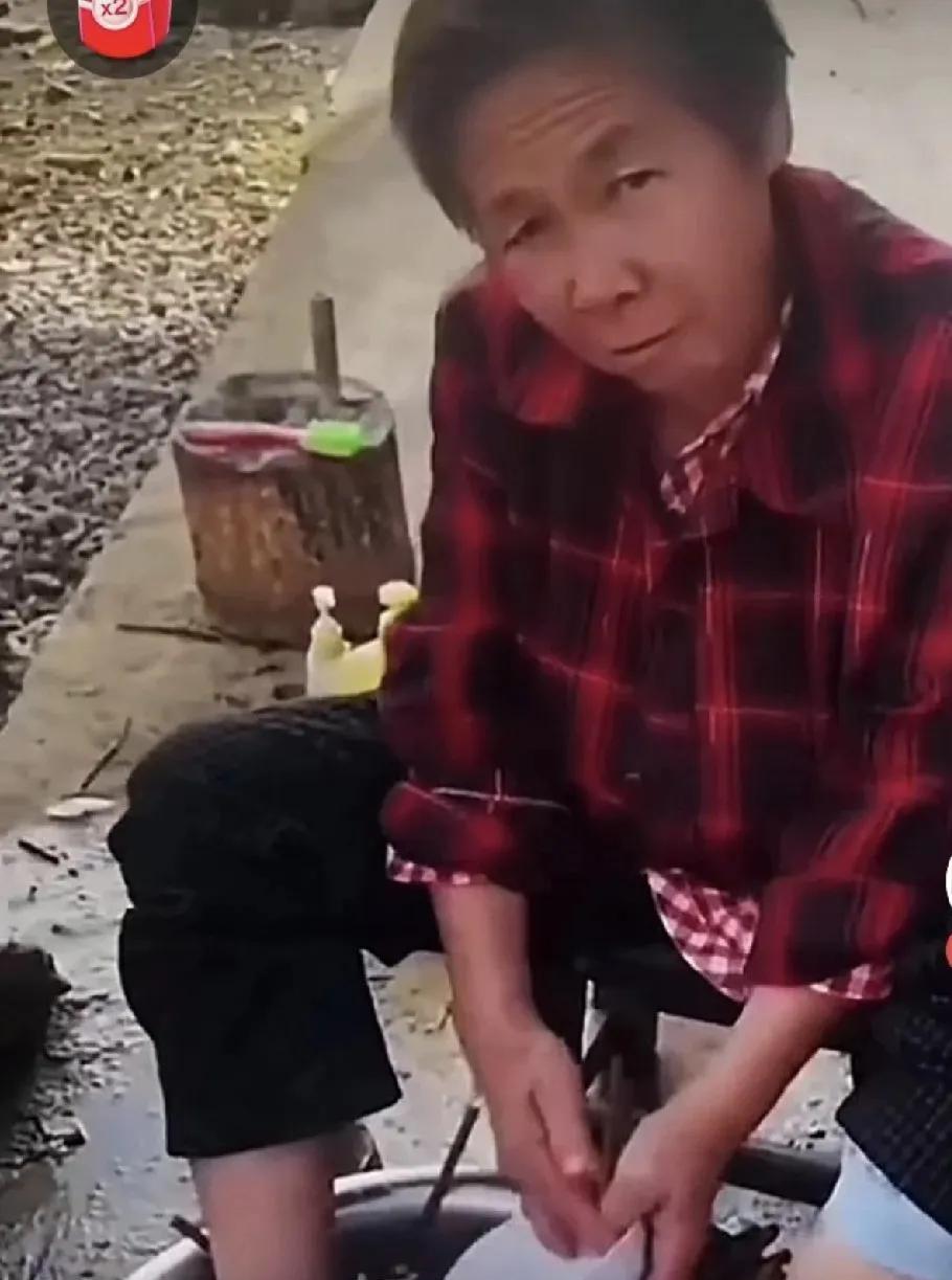 善恶终有报，苍天饶过谁老太太故意恶心人，她在刷碗时，把两只脚伸进了刷碗的水盆里