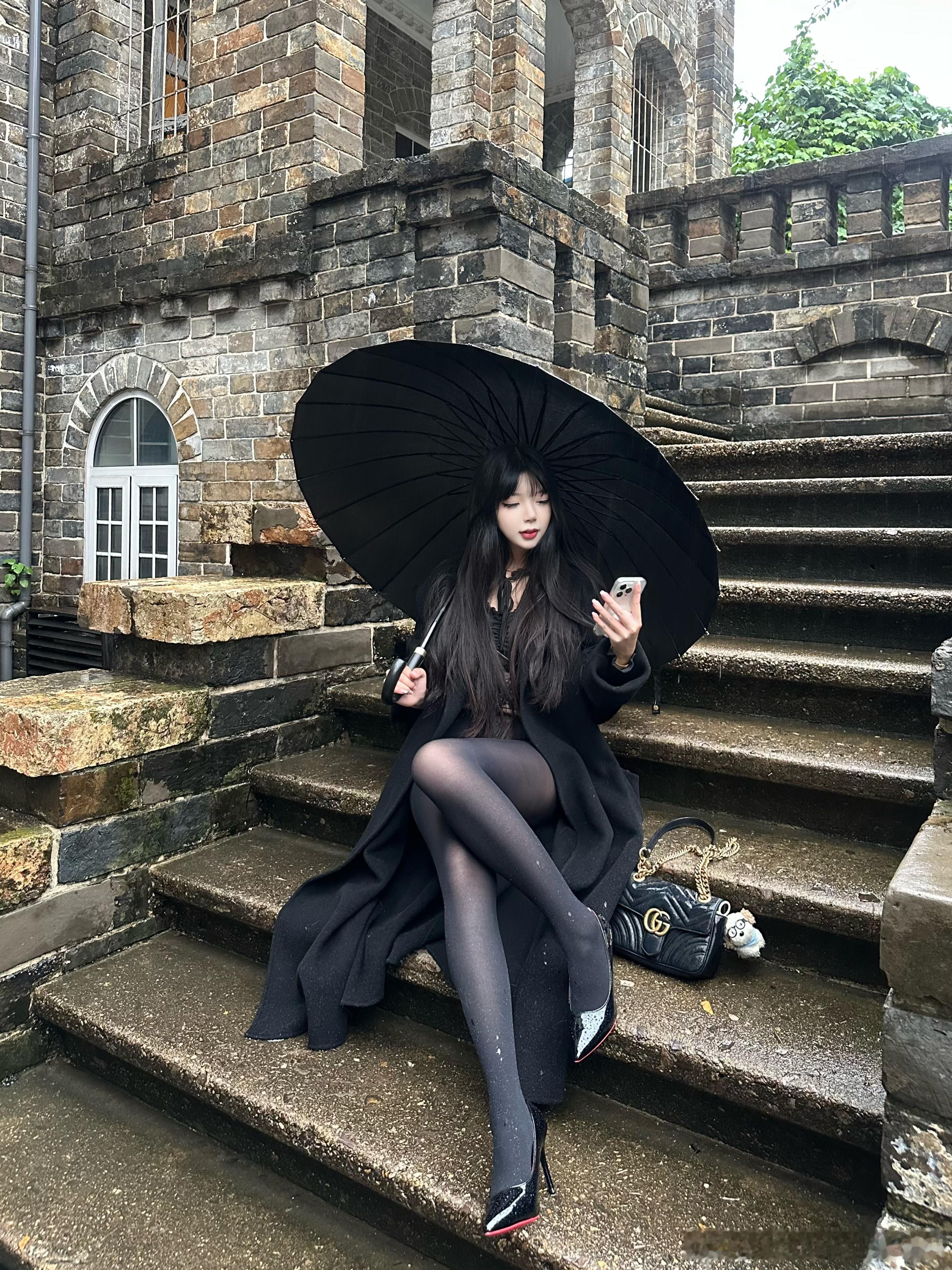 雨中撑伞，黑夜里的公主。👑✨​​​