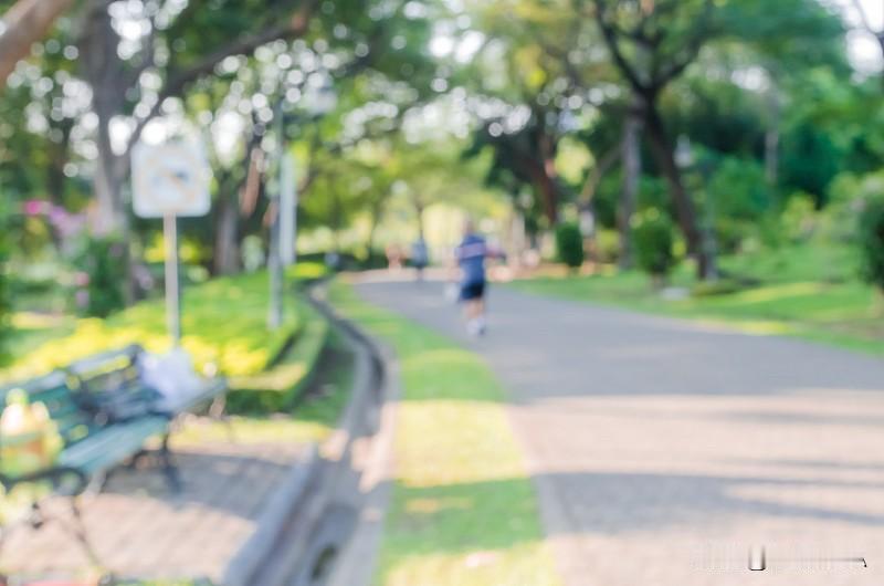 游泳和跑步都是优质有氧运动，但我更倾向跑步。跑步最大优势在于便捷性，不受场地限
