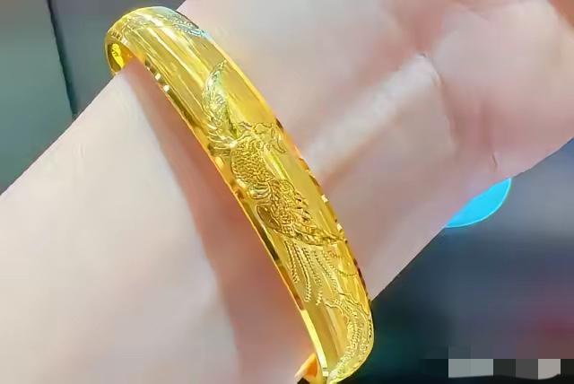 辽宁锦州，女子打牌时认识了一个大她18岁的男子，对方自称离异，给女子买了一个25