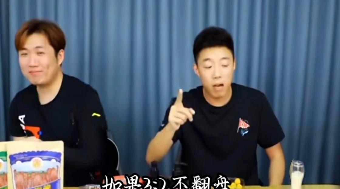 他蹲在工地门口啃煎饼，手里攥着没发的工资条。老板电话响了三遍，他没接。不是赌