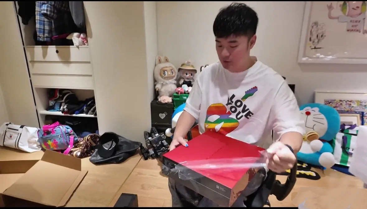 演员陈赫用上华为最新折叠屏电脑，并且出了个沉浸式开箱，表情包帅得满满！但是对于这