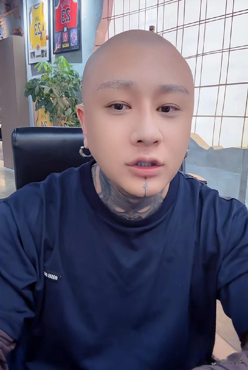 王小国确实生气埋怨方丈，但苦水吐完也便烟消云散，见掀起热度第二天又连着开专场，方