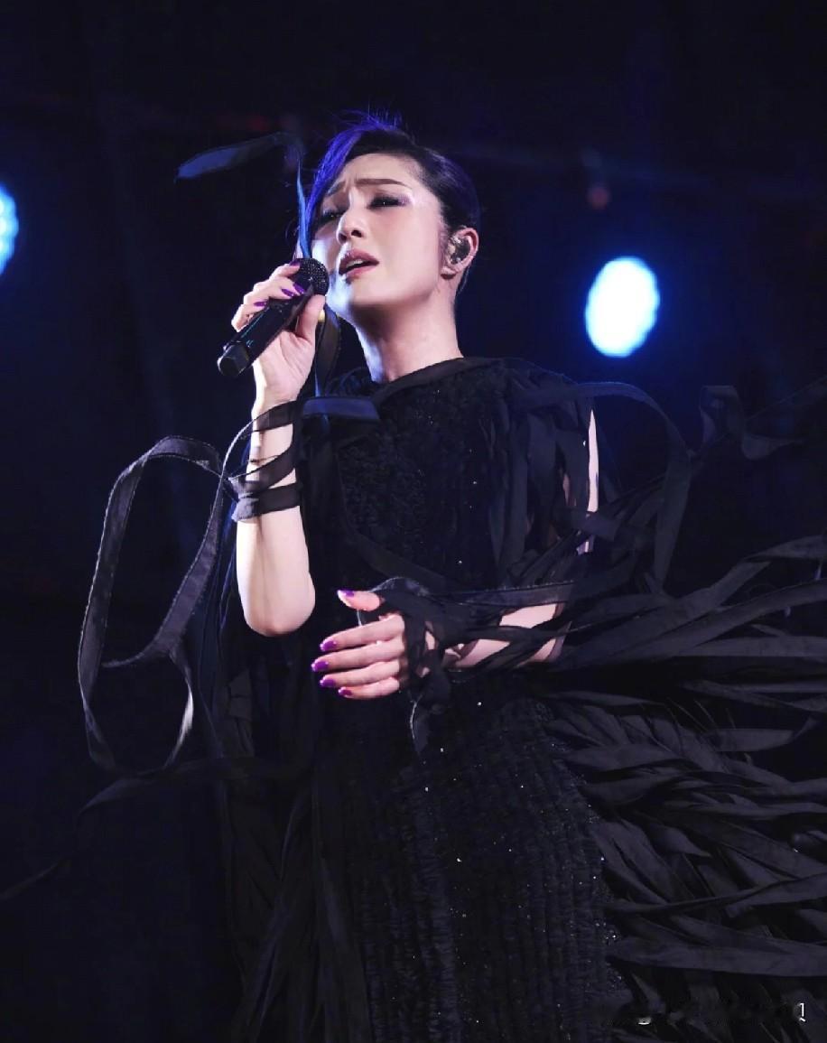 杨千嬅29号的演唱会如期举行，有些网友又开始挑刺了。说她这个行为太冷漠，别的