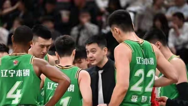 重磅！辽宁队秘密抵京引热议：38岁韩德君再战一年？后场三枪+内线危机引爆球迷争论！