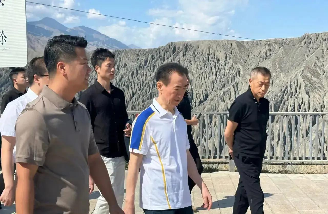 71岁王健林，突然现身新疆，为了给万达还债，俨然皮包骨的老王，简直豁出了老命。网