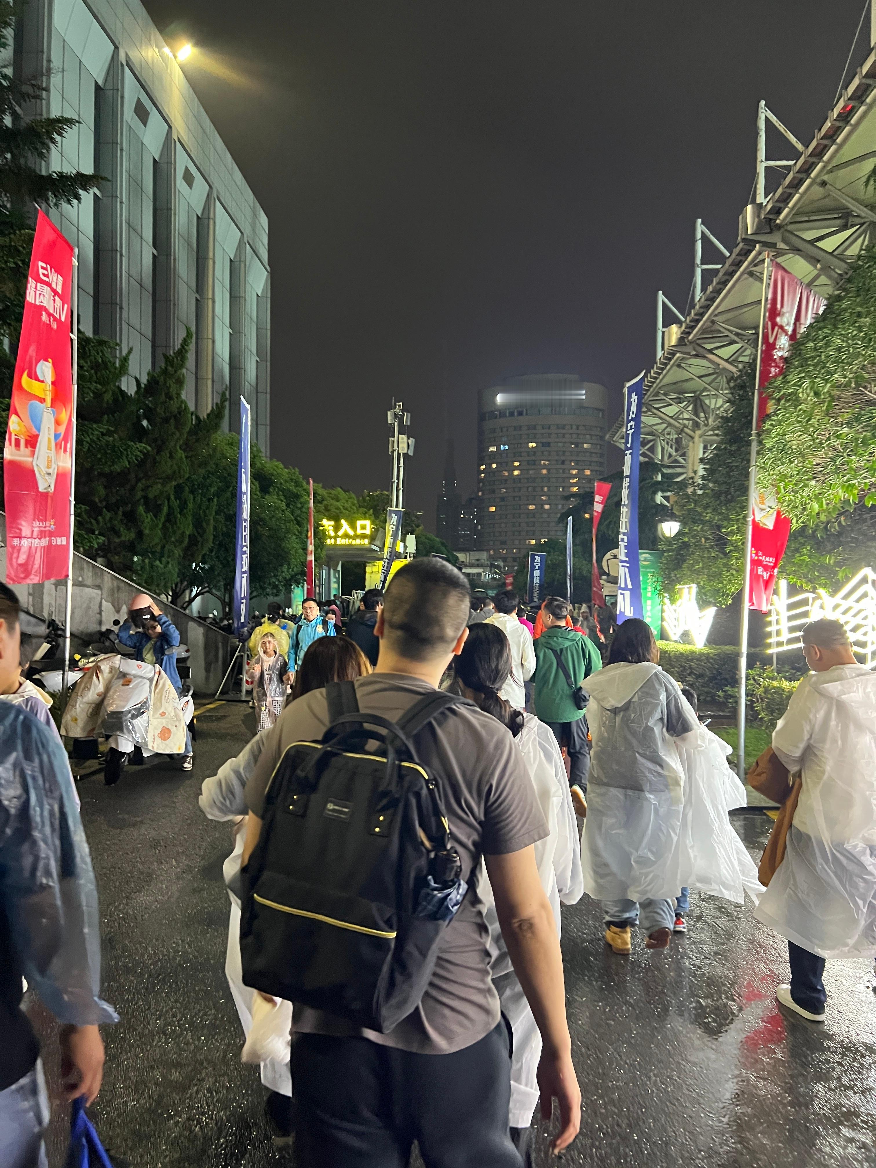 刚去停车场取车，保安大叔指着我车边上的小米SU7说，这车厉害了，可以无人驾驶，我