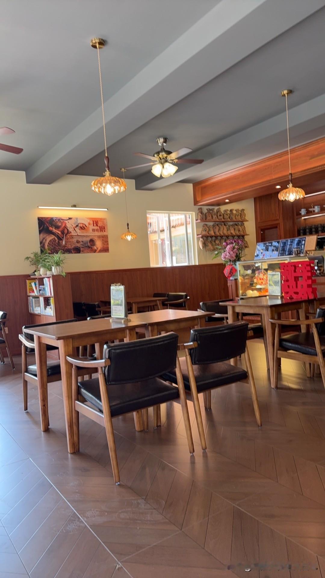 珠海是个安静的小城，咖啡馆没什么人，咖啡店主是个热情的男孩，他对澳门无感，说珠海