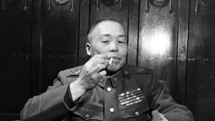 1938年，日军冲上桂军阵地，当他们看到中国士兵携带板凳的时候，嘲笑道：“中国人