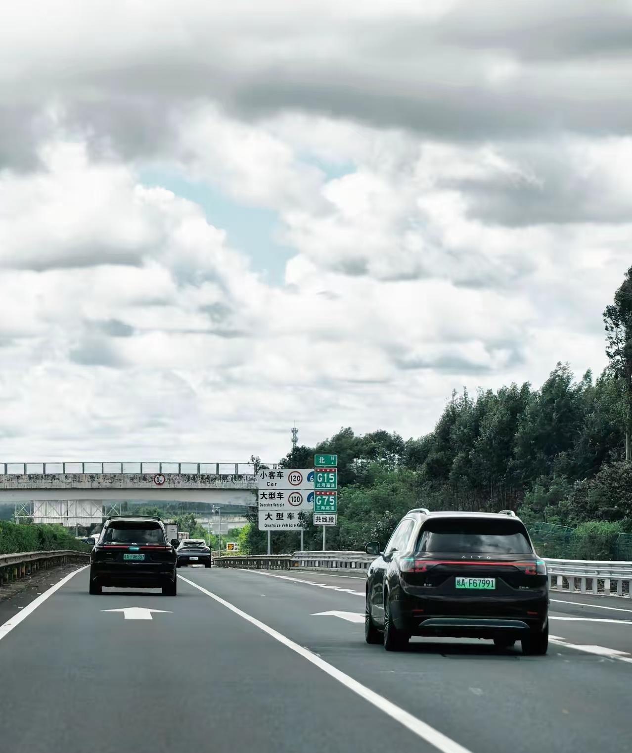 买车时一定要跳出车身越重，开着越安全的误区，实际上车身越重，开车反而越危险。我