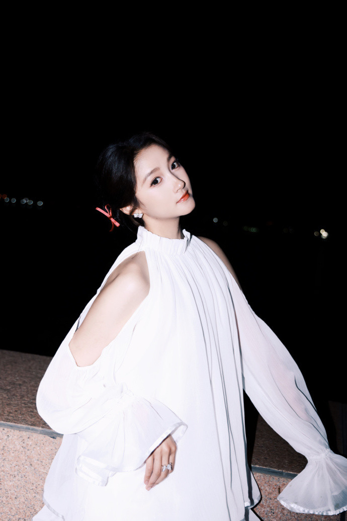 关晓彤这组夜色随拍真美的轻轻松松，满屏的大长腿。。下辈子换我长这样​​