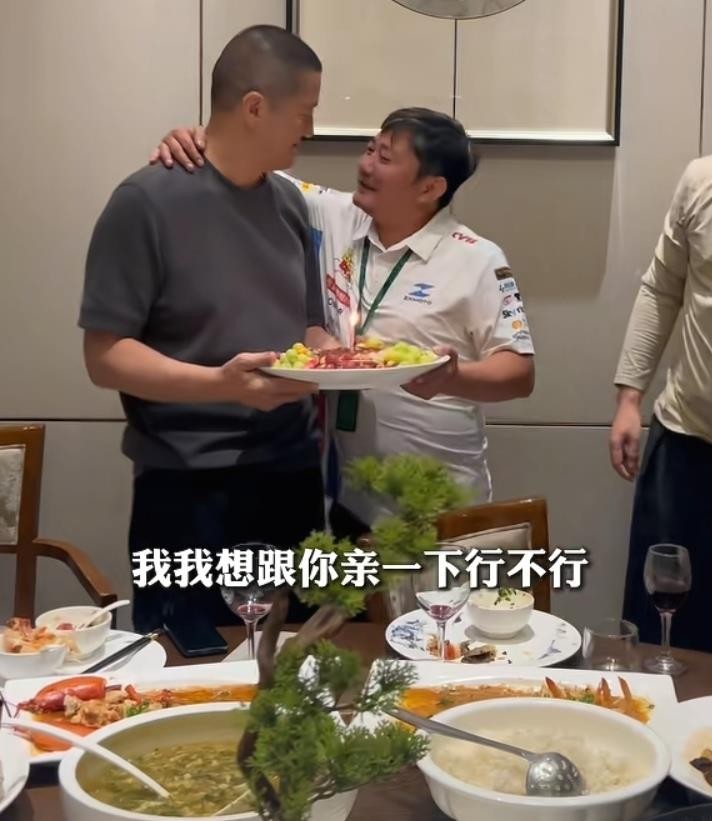 张雪提前三个月邀请李亚鹏来意大利看比赛，两人在车队晚宴上第一次真正见面。李亚鹏刚下飞机时差都没倒就直