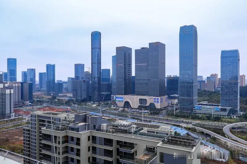 南宁楼市现在真是太秀了。截止到5月22日。南宁楼市的青秀区房价还是维持在了1