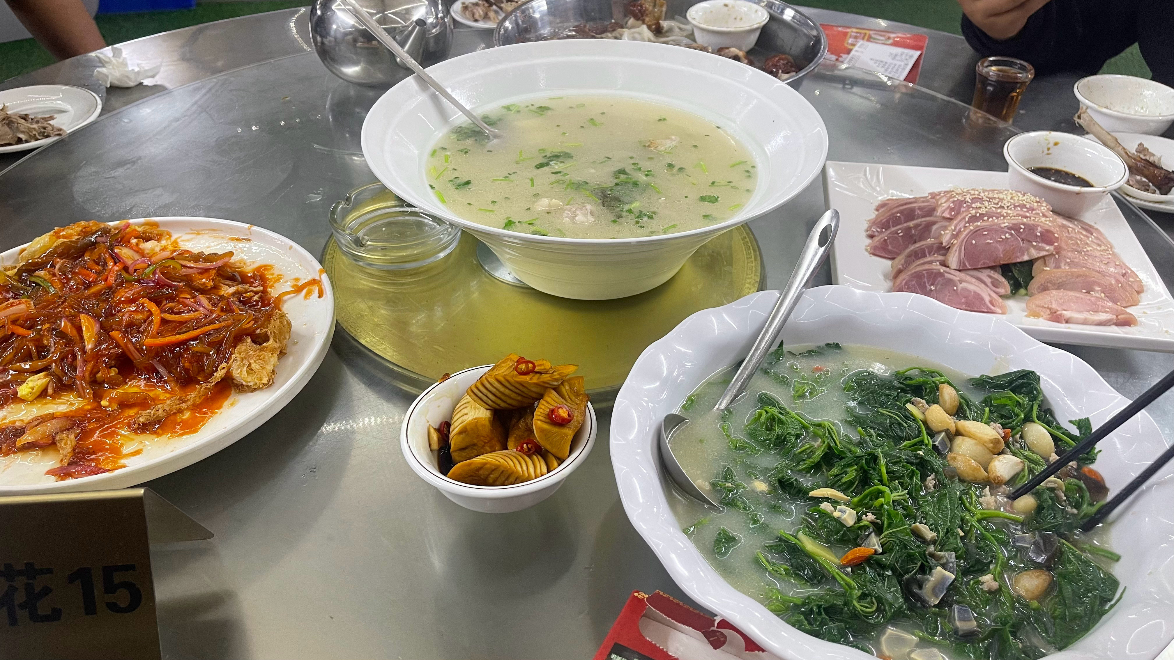 刚出去吃完午饭回来，这烧鹅是真赞美食分享现在时间来到了三月中旬，又是崭新一周是