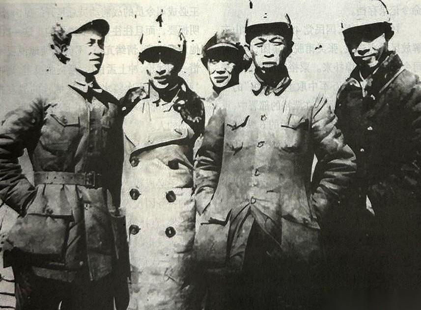 一张发黄的老照片，看得人头皮发麻。这就是传说中的“王老虎”王必成，哪怕只是站在