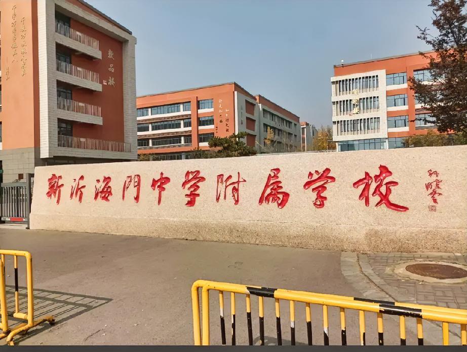 孙晓云的字最起码是规规矩矩的，这在现在这个时代很难得。她的字是自然写出来的，保持
