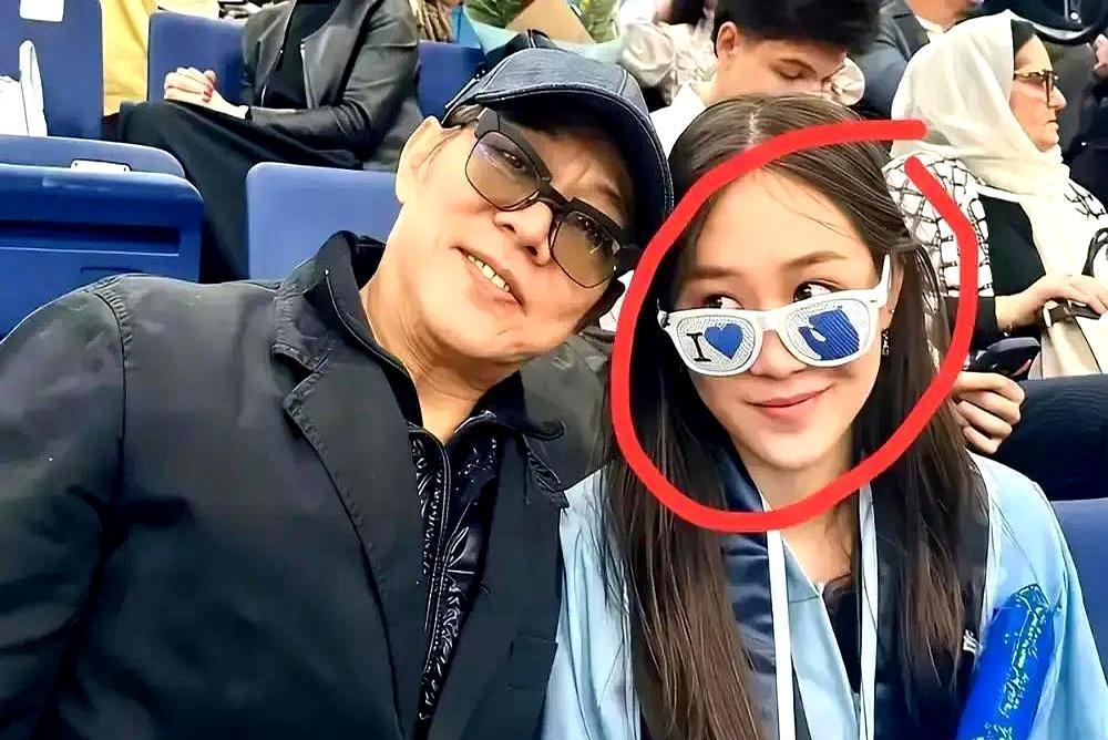 劳斯莱斯？白眼！一句话“试驾费一百”？李连杰心凉了半截，你以为呢？不是嫌