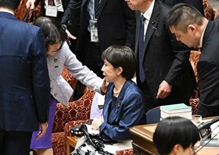 导弹部署激怒邻国，高市早苗从“亚洲铁娘子”到国会瘫坐，这48小时经历了什么？3