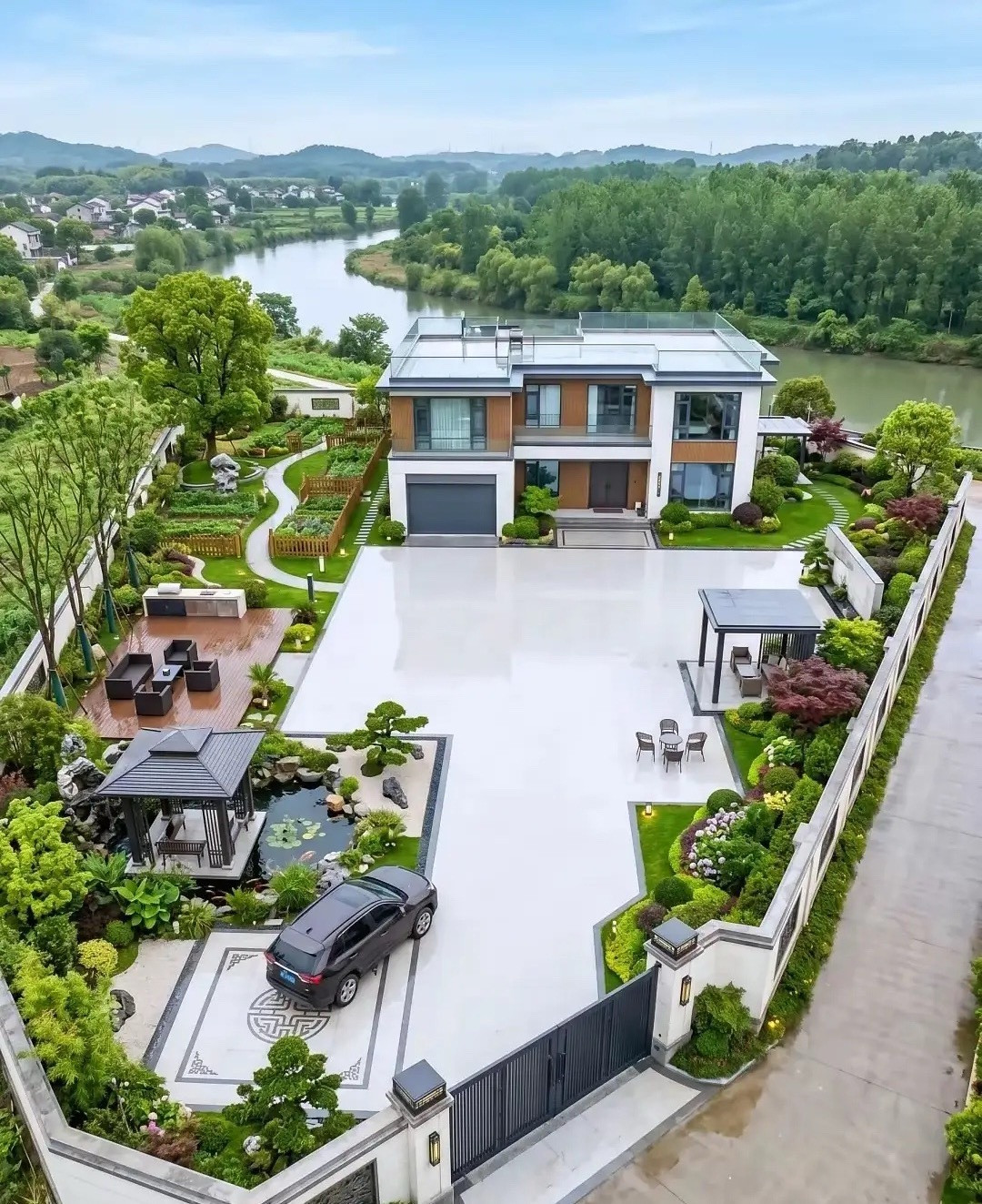 如果在农村有自己的一块地！就这样建栋房围个院子，住着比城里舒服多了！