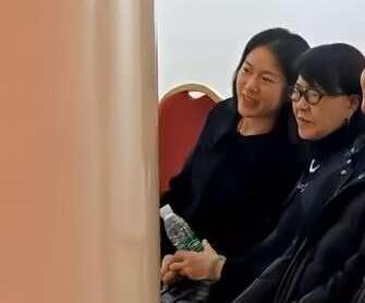 103岁杨振宁走后，49岁翁帆最新露面！罕见携妈妈一起合体看展，这也是她近两个月