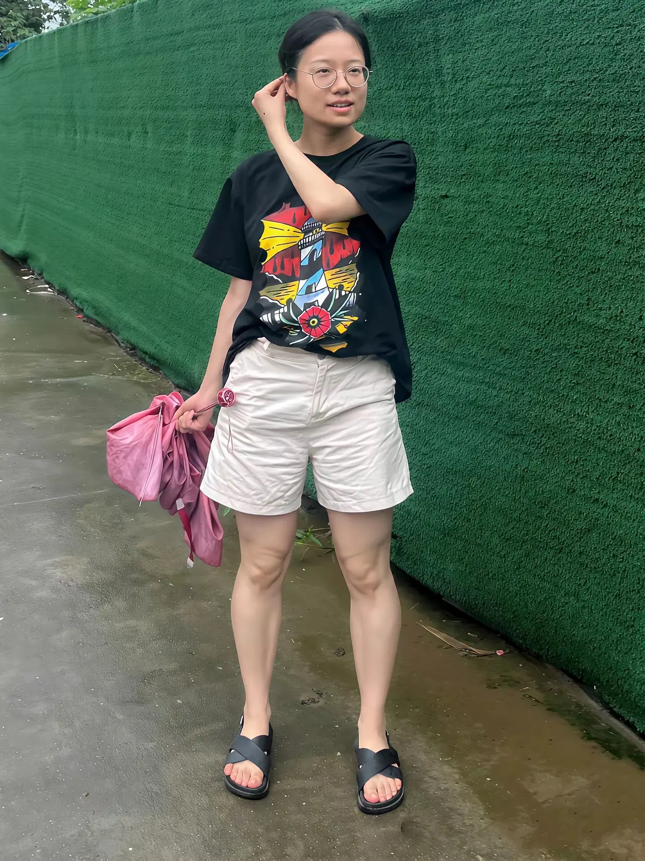 老公总说我穿得土里土气的，还让我跟他女同事学学穿搭。我认真照了镜子，确实感觉有点
