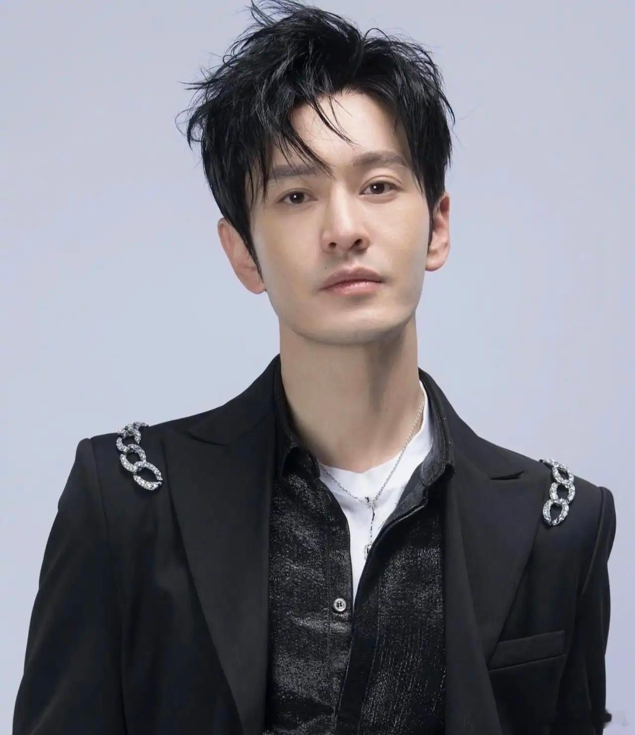 1.黄晓明有点表演型人格的，在任何场合都会下意识端起来，他挺羡慕靳东的，也想要走