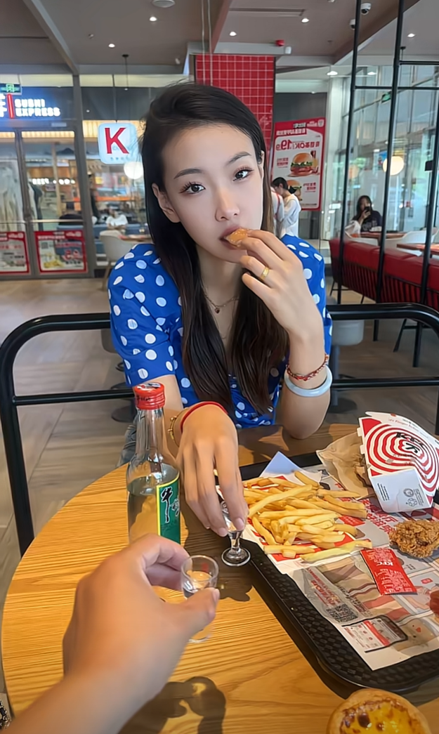 氛围感高级得西餐厅，配上一杯杯微醺的白酒