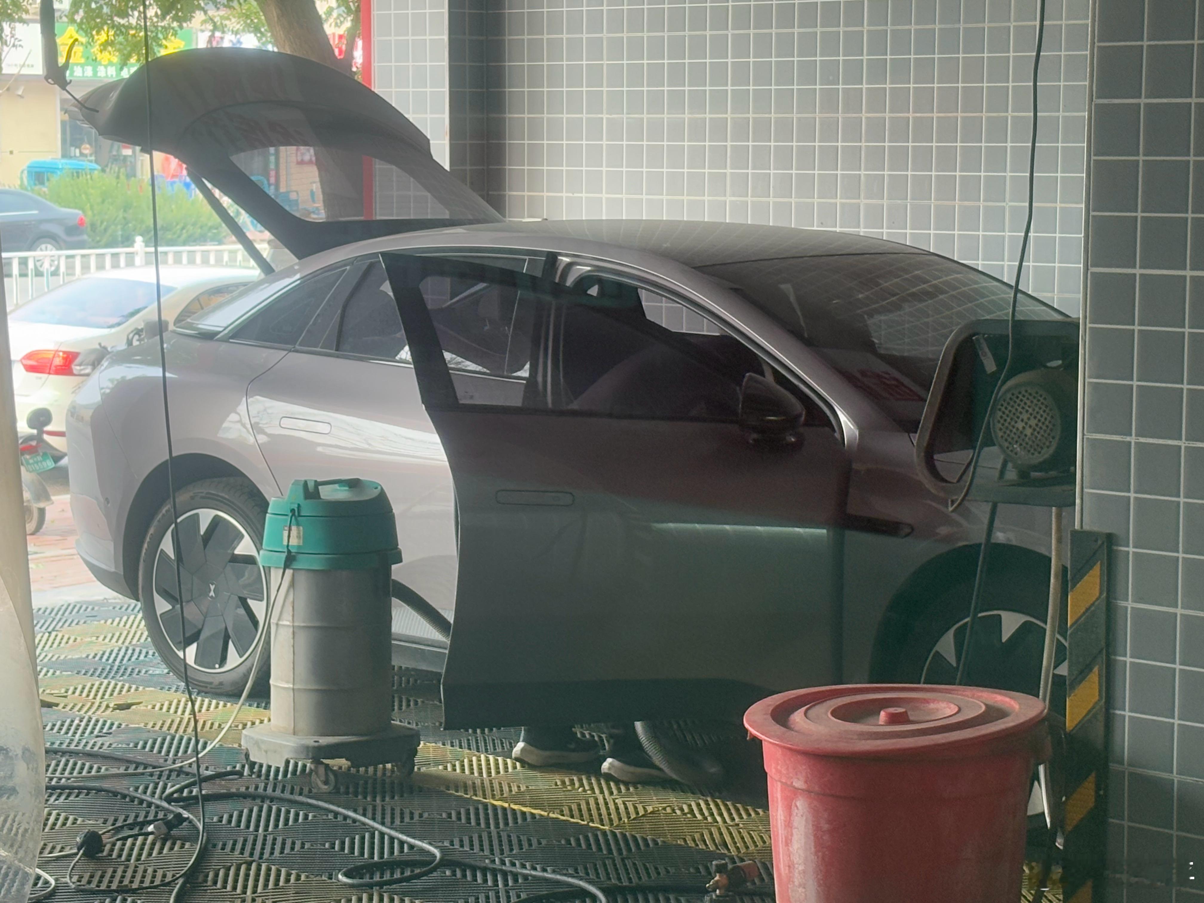 小鹏mona从六月初提车以来，这是第一次自费洗车。[捂脸哭]之前要么装饰洗车，要么