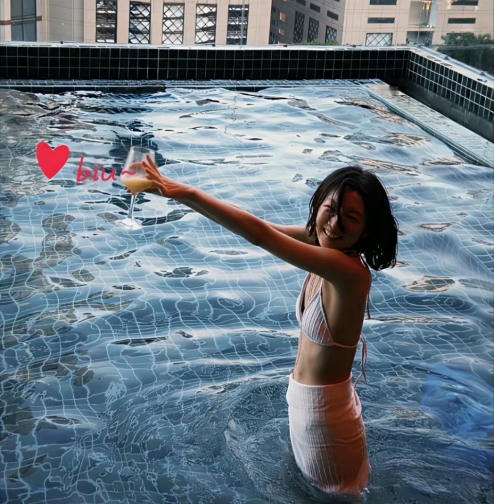 周冬雨泳装戏水，这身材比演技更出众