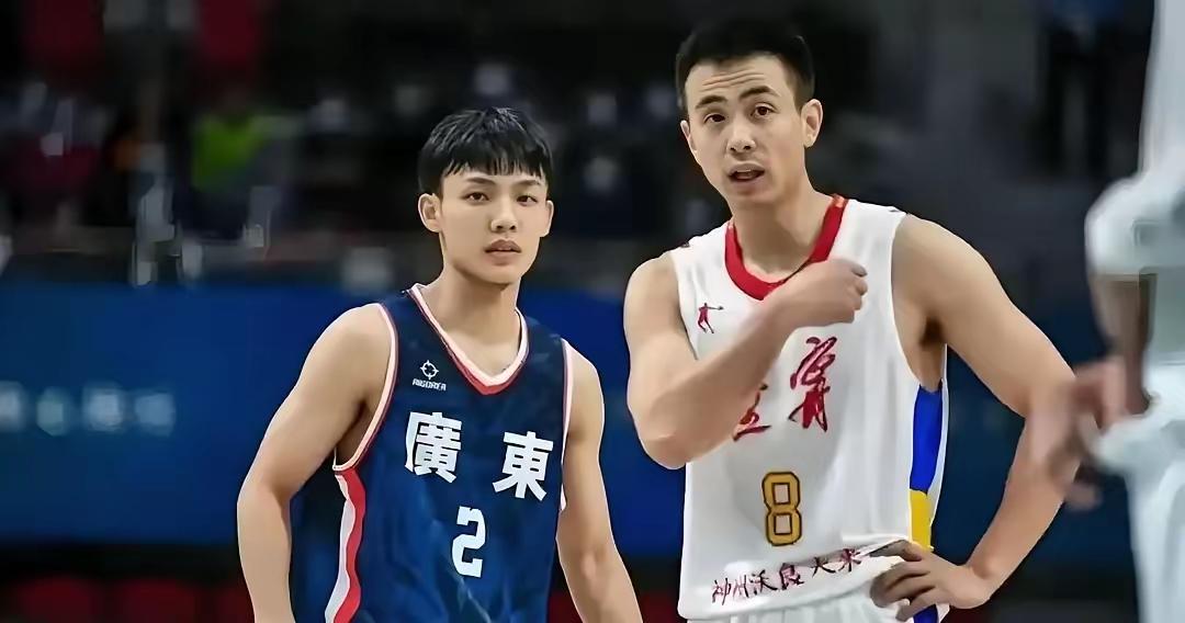 有球迷问，赵继伟，徐杰，庞峥麟谁更适配男篮国家队？广东球迷说，三人之中能打硬仗的