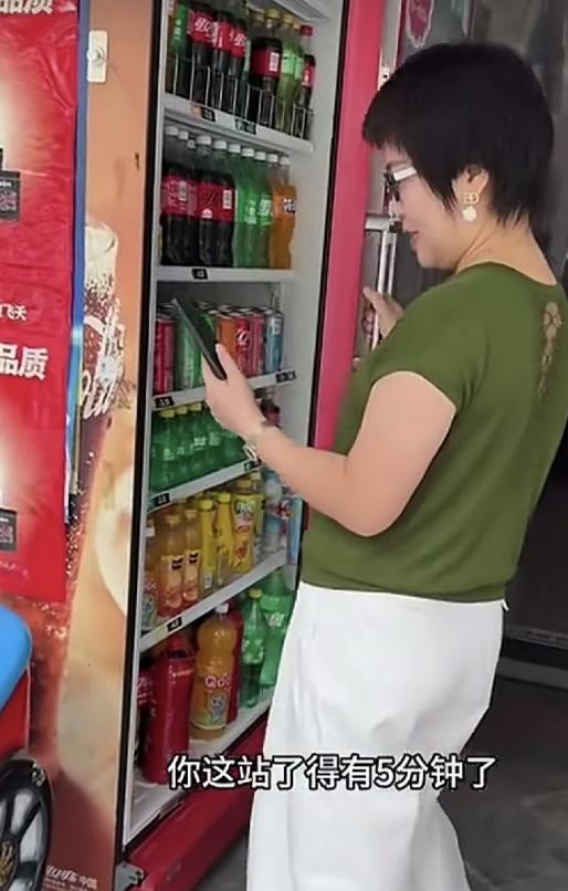 林子大了什么鸟都有！女子去楼下便利店，把冰柜打开后站在前面足足五分钟，老板娘看到