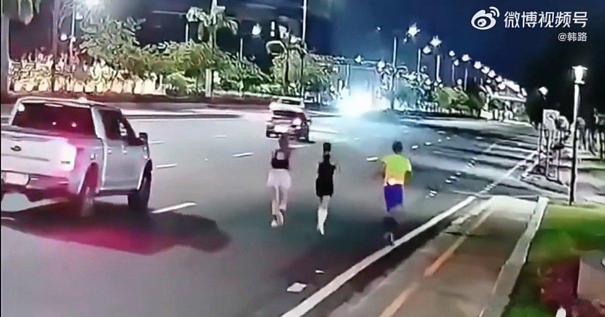#占道马路跑步遭超车撞#如果是拍摄活动，三人背后也应该安排一辆保障车，单从视频来看，三个人占有大道的