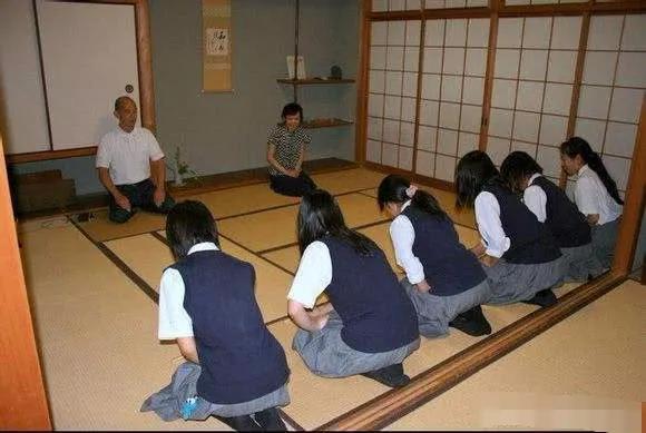 日本女人腿伸不直竟怪中国人？千年跪坐传统背后的真相揭秘