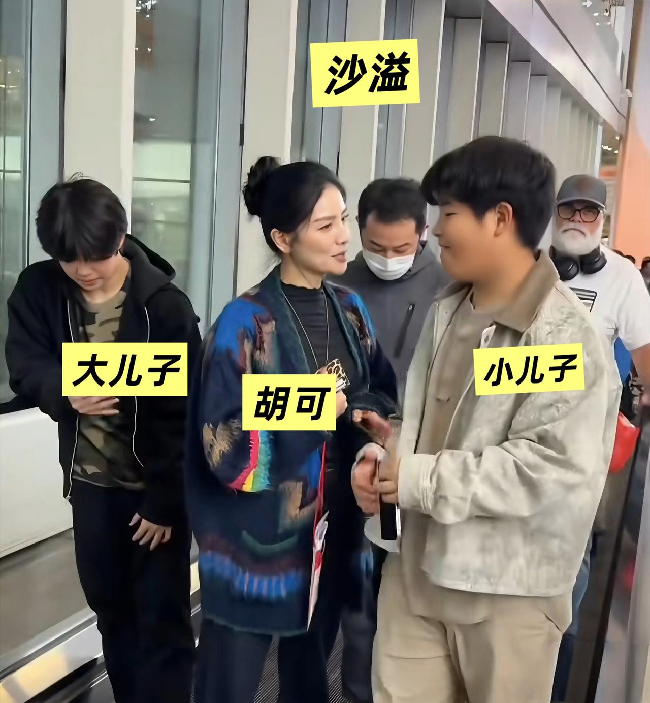 明星真有钱，又有两个星二代被送到英国上学了，这一对就是胡可夫妇的小孩。他的两