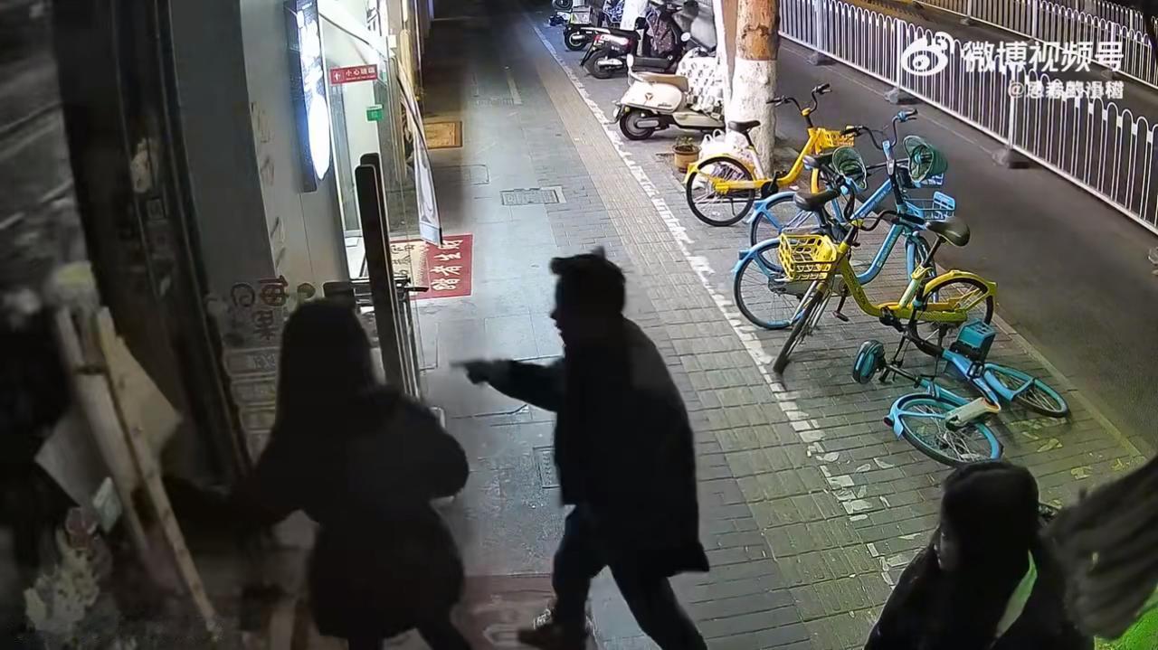 最近网上有个事儿特别火，说的是一位女士在水果店购物时，发现有个可疑男子一直紧盯着