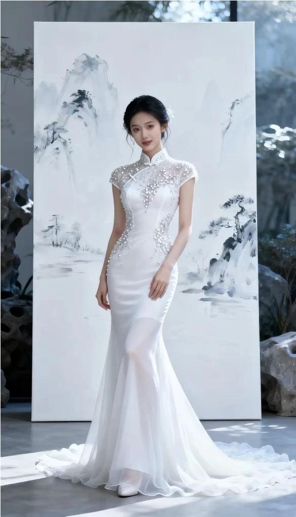 白色旗袍雅韵生，恰如写意山水中。贴身裁剪显性感，宛若清水出芙蓉。