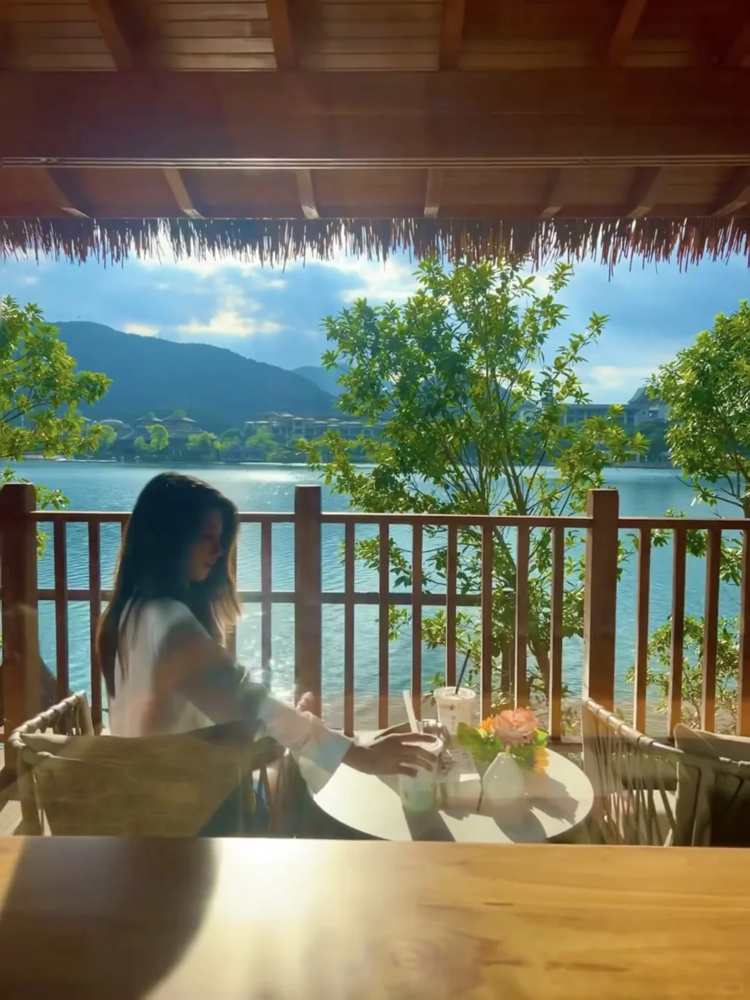 反向遛妈成功✌️带“老少女”住进湖边木屋～