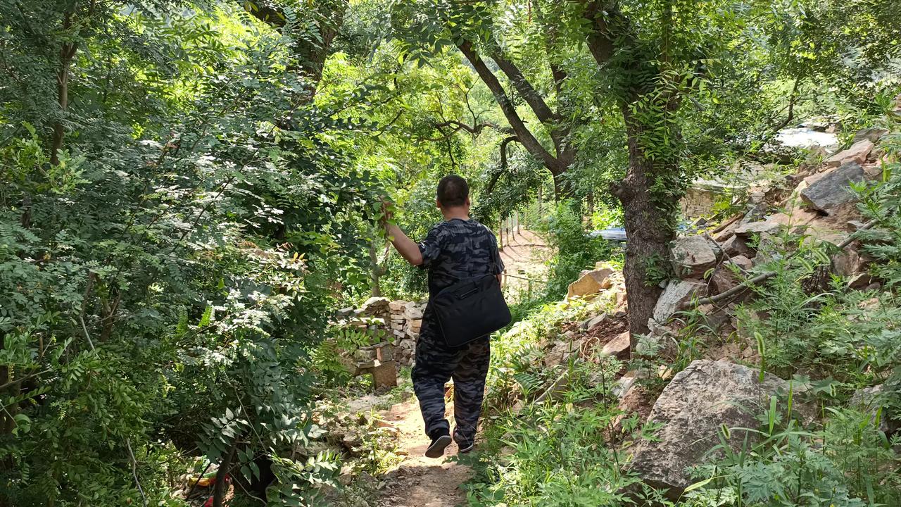 这对夫妻隐居的小山村，是河北涉县西达镇的东沟村。从更乐张家庄进村，必须穿过匡门隧