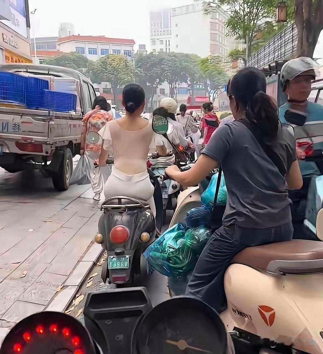 怎么提醒她，才不会难堪？