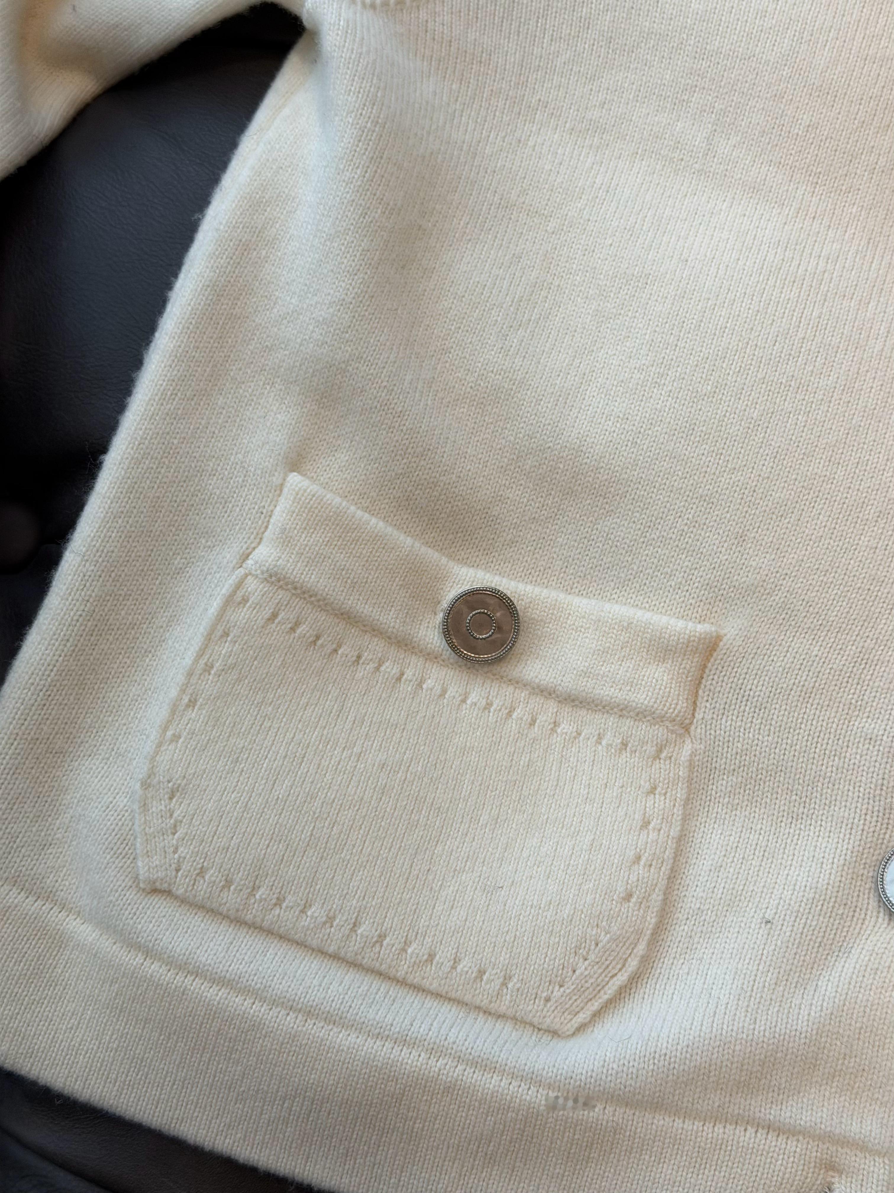 发发这俩香开衫细节很好！3季款秋冬内搭保暖又不失精致💗自带氛围感白色