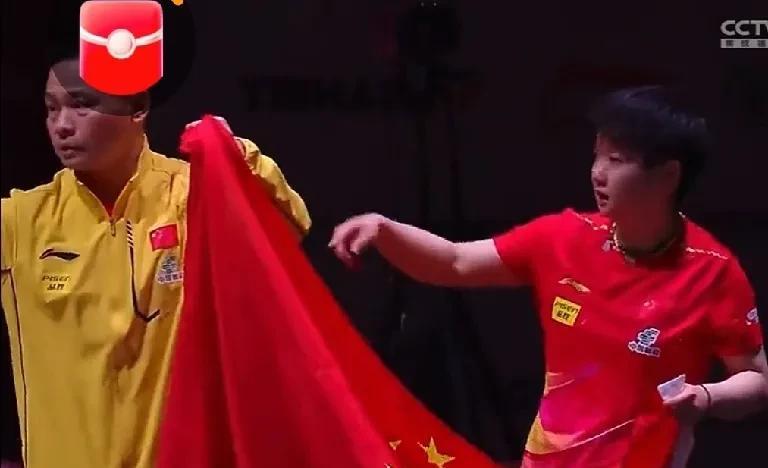 莎莎接过国旗，招呼曼昱过来，一起拉着国旗。看到两个女孩一起拉着国旗，内心感慨万千