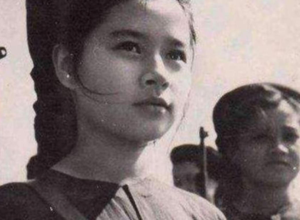 1979年，中越边境炮火连天。黄干宗，一个云南青年，在战乱中意外被俘。可他没想到