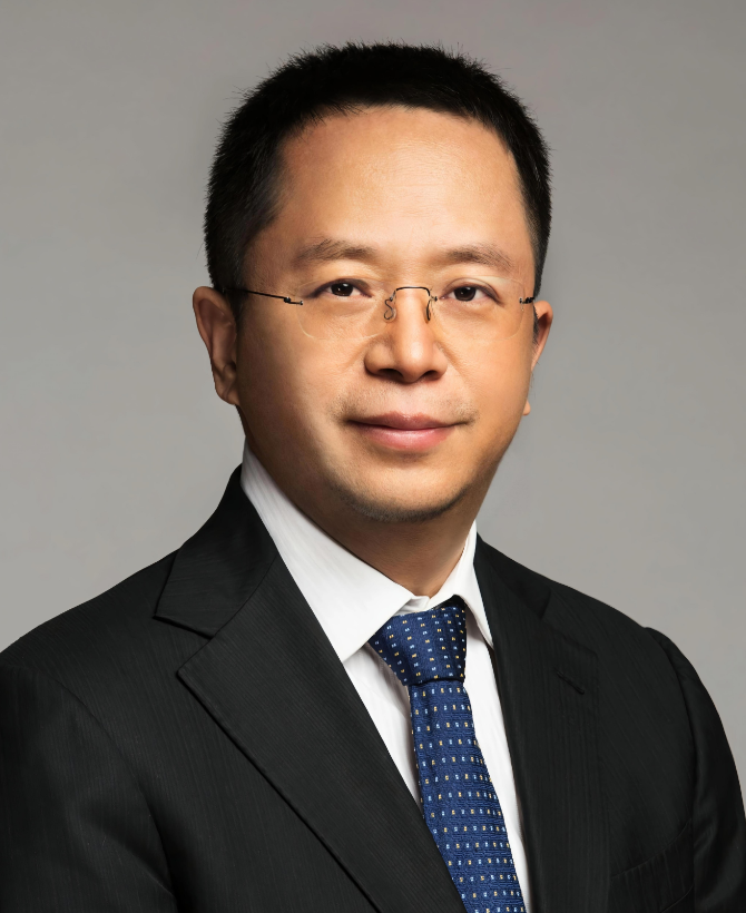 2010年的一天，周鸿伟在上班的路上接到一个电话，对方说:“公司里有30个警察要